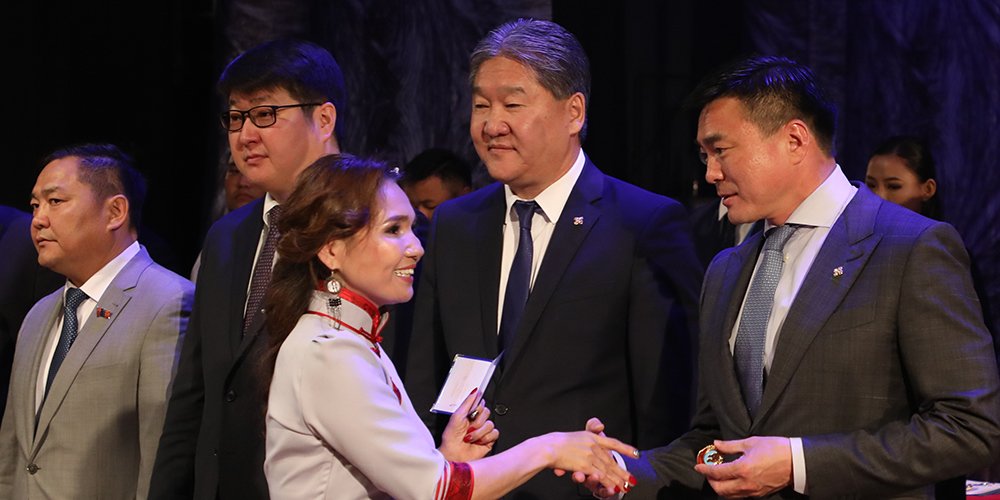 Нийслэлийн есөн дүүргийн 555 ээжид “Алдарт эх”-ийн одон гардууллаа