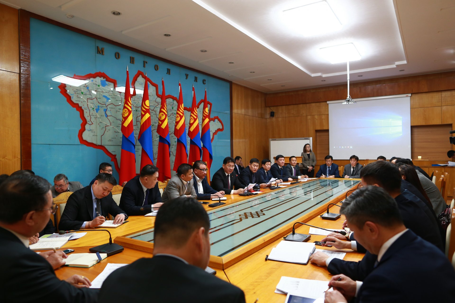 У.Хүрэлсүх: Нүүрс тээвэрлэгч 14,000 жолоочийн амь нас, эрүүл мэндэд онцгой анхаарахыг үүрэг болгов