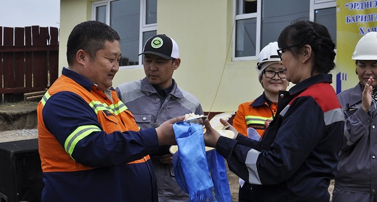“Эрдэнэт үйлдвэр”-ийн залуучууд хамтран ажиллагч барилгачин бүсгүйд байшингийн түлхүүр гардуулж өгчээ