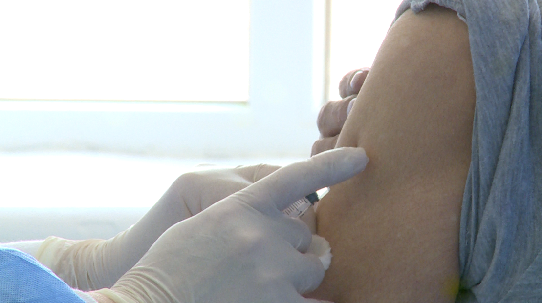 Улсын хэмжээнд нийт хүн амын 77 хувь, нийслэлийн хүн амын  94 хувь нь вакцины 1-р тунд хамрагджээ