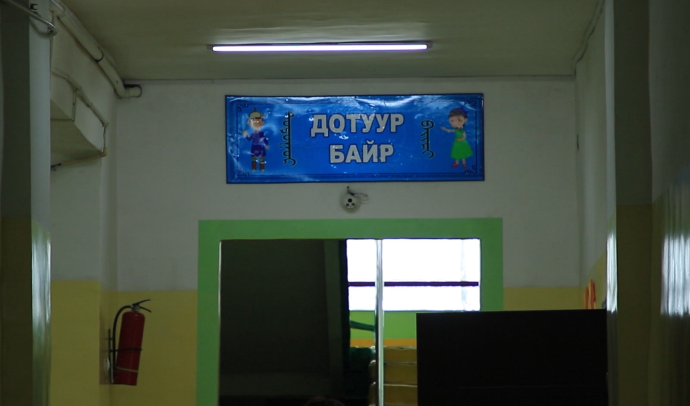 ЕБС-ийн сурагчдын дотуур байрны өрөөнд хяналтын камер суурилуулж, сурагчдын эрхийг зөрчжээ