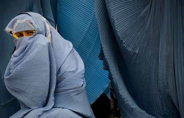 Афганистанд эмэгтэйчүүд гэрээсээ 72 км-ээс илүү зайд ганцаараа явж болохгүй