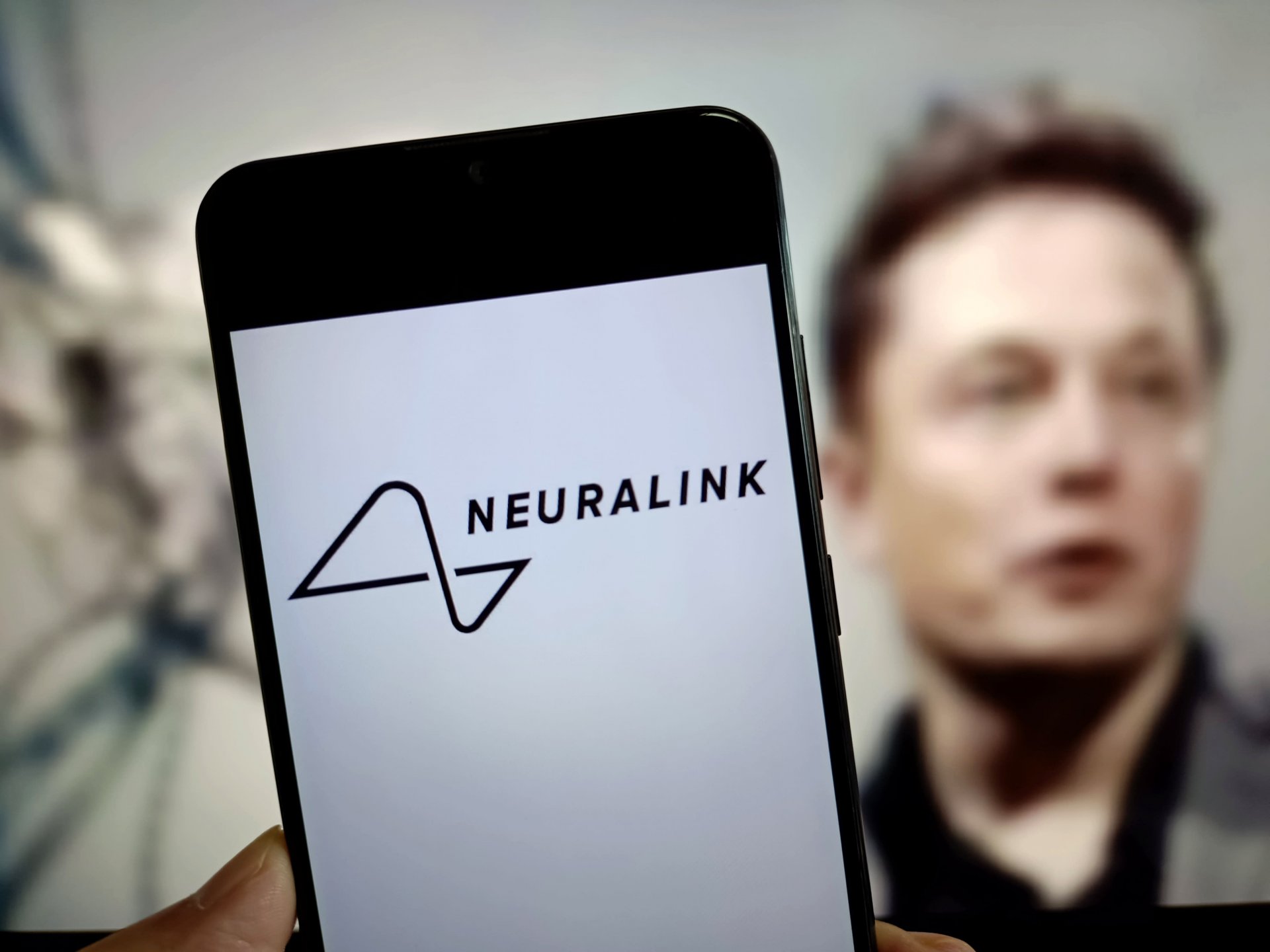 Илон Маскийн “Neuralink” компани харааны бэрхшээлтэй хүмүүст зориулан тусгай төхөөрөмж зохион бүтээжээ