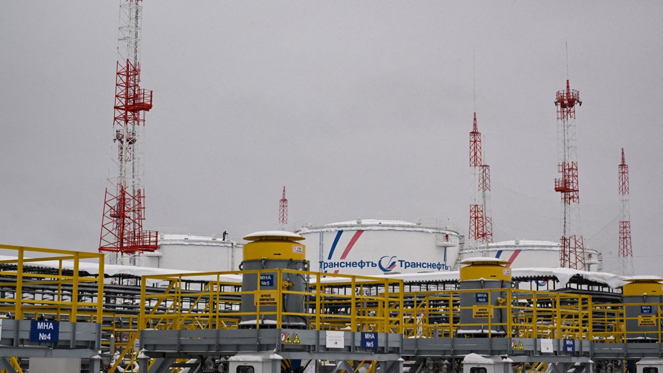 ОХУ-ын газрын тосны экспорт өссөн ч дизель түлшний хориг орлогоос нь хойш татаж байна