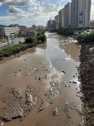 Дунд гол руу барилгын талбайгаас гарсан хөрсний усыг удаан хугацаанд цутгасаар иржээ