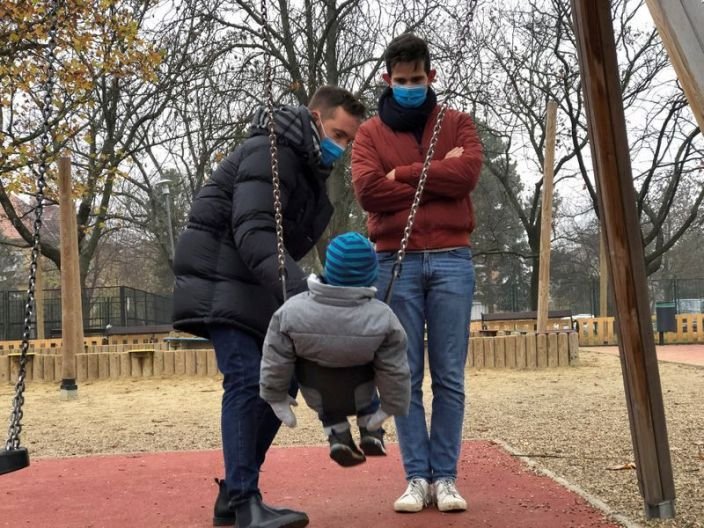 Унгар улсад ижил хүйстэн хос хүүхэд үрчилж авахыг хуулиараа хориглолоо