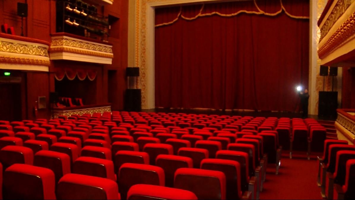 Театр 1960 онд ашиглалтад орсноос хойших анхны их засварын ажил болж байна