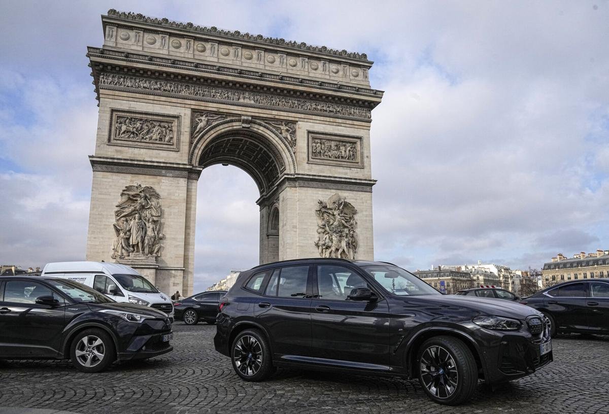 Парис хотын оршин суугчид том оврын суудлын тээврийн хэрэгсэлд оногдуулах зогсоолын төлбөрийг нэмэгдүүлэх саналыг дэмжжээ