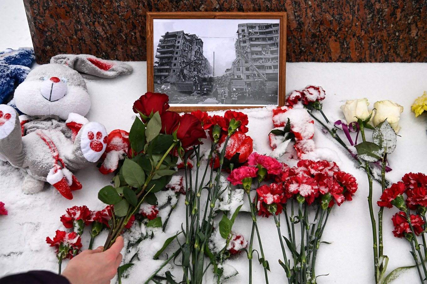 Оросын иргэд Украины Днипро хотод амиа алдсан хүмүүсийн дурсгалыг хүндэтгэх үйл ажиллагаа зохион байгуулжээ
