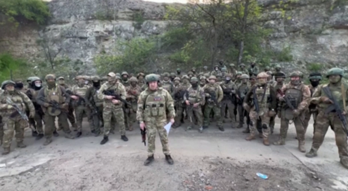 Украины арми болон хөлсний гэрээт цэргийн Вагнер группийн тэргүүн Евгений Пригожиний мэдээлснээр Оросын армийн цэргүүд дайны халуун цэг Бахмут хотоос ухарч байна