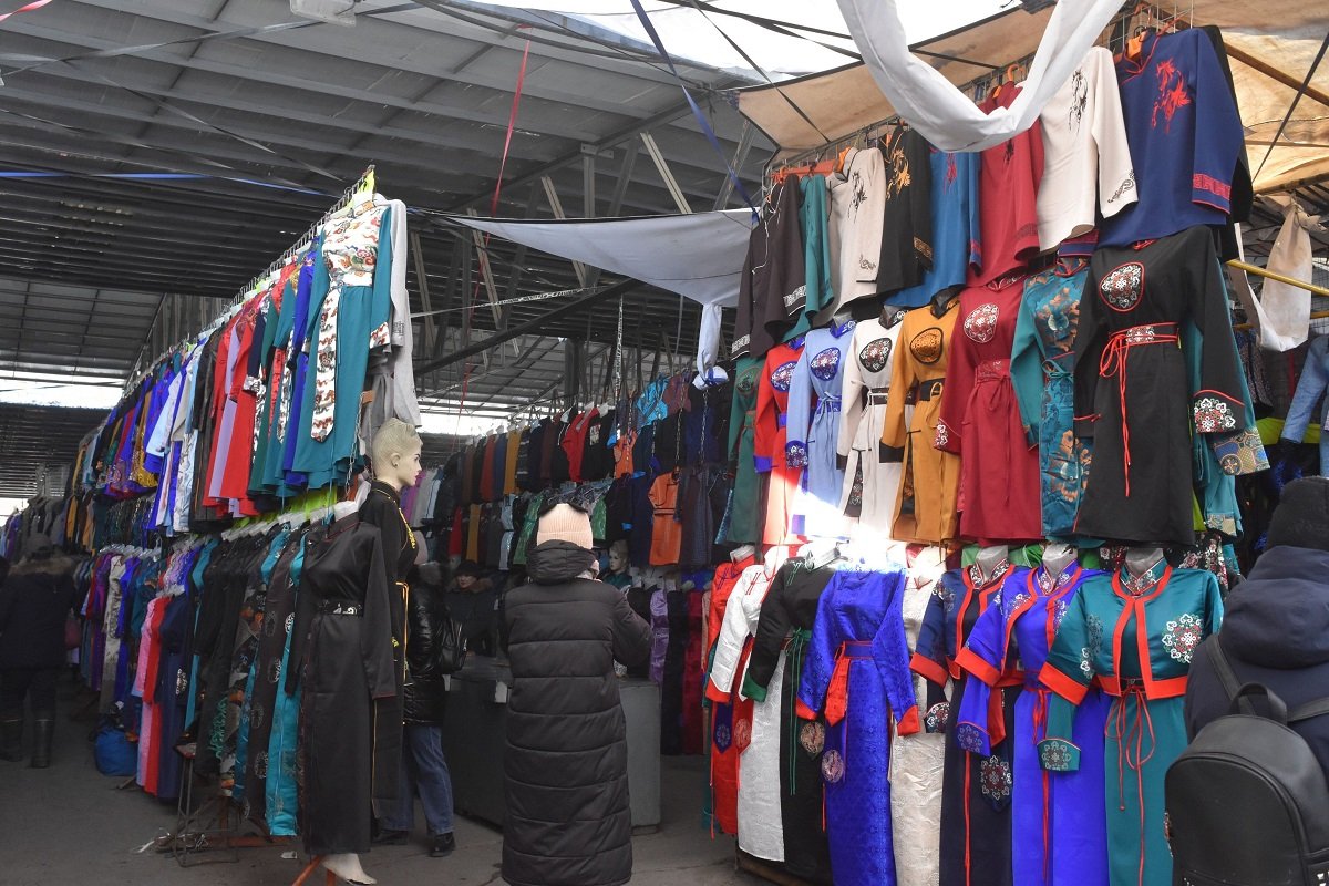 Зах, худалдааны төвүүдэд үндэсний дээл 250.000-800.000 төгрөгийн үнэтэй байна