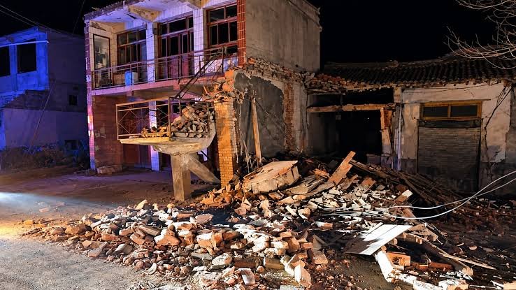 БНХАУ-д 7.0 магнитудын хүчтэй газар хөдлөлт бүртгэгдэж, 16 хүн амь үрэгджээ 