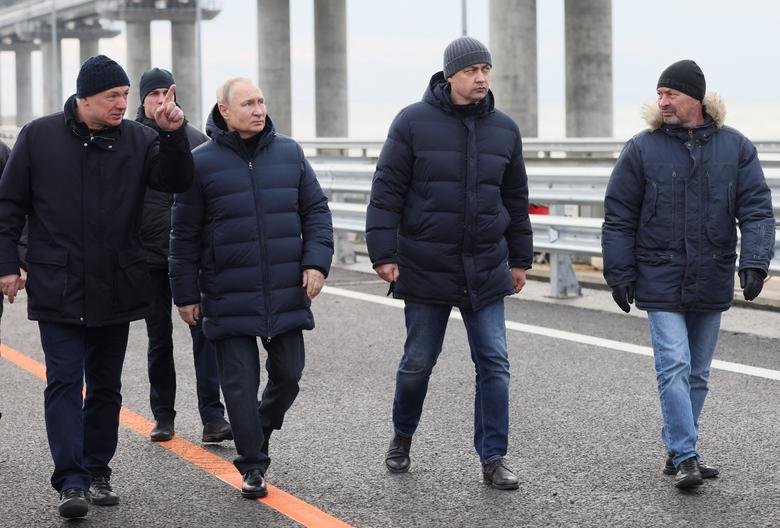 Хоёр сарын өмнө дэлбэрэлтэд өртсөн Крымийн гүүрээр В.Путин Мерседес бенз хөлөглөн зорчив