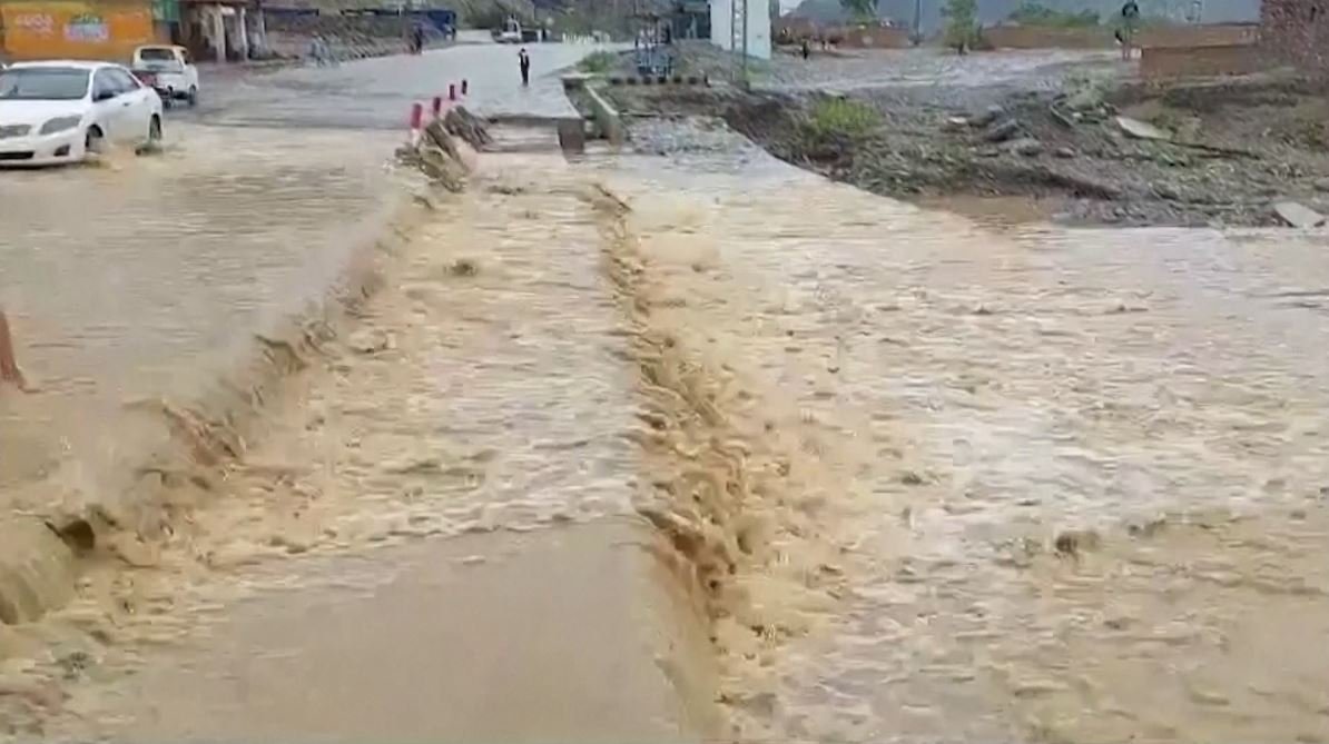Пакистан, Афганистанд үргэлжилсэн аадар бороо орсны улмаас 100 гаруй хүн амиа алджээ