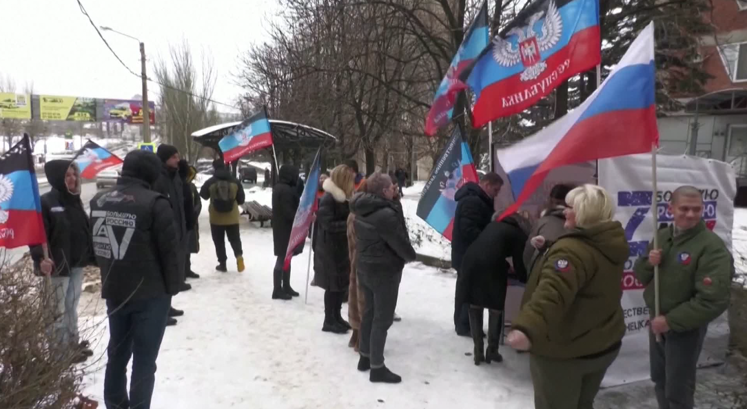 Ерөнхийлөгчийн сонгуульд сөрөг хүчнээс нэр дэвшихээр зэхэж байгаа Борис Надеждинийг дэмжих бичигт гарын үсэг зурахаар урт дараалал үүсгэжээ