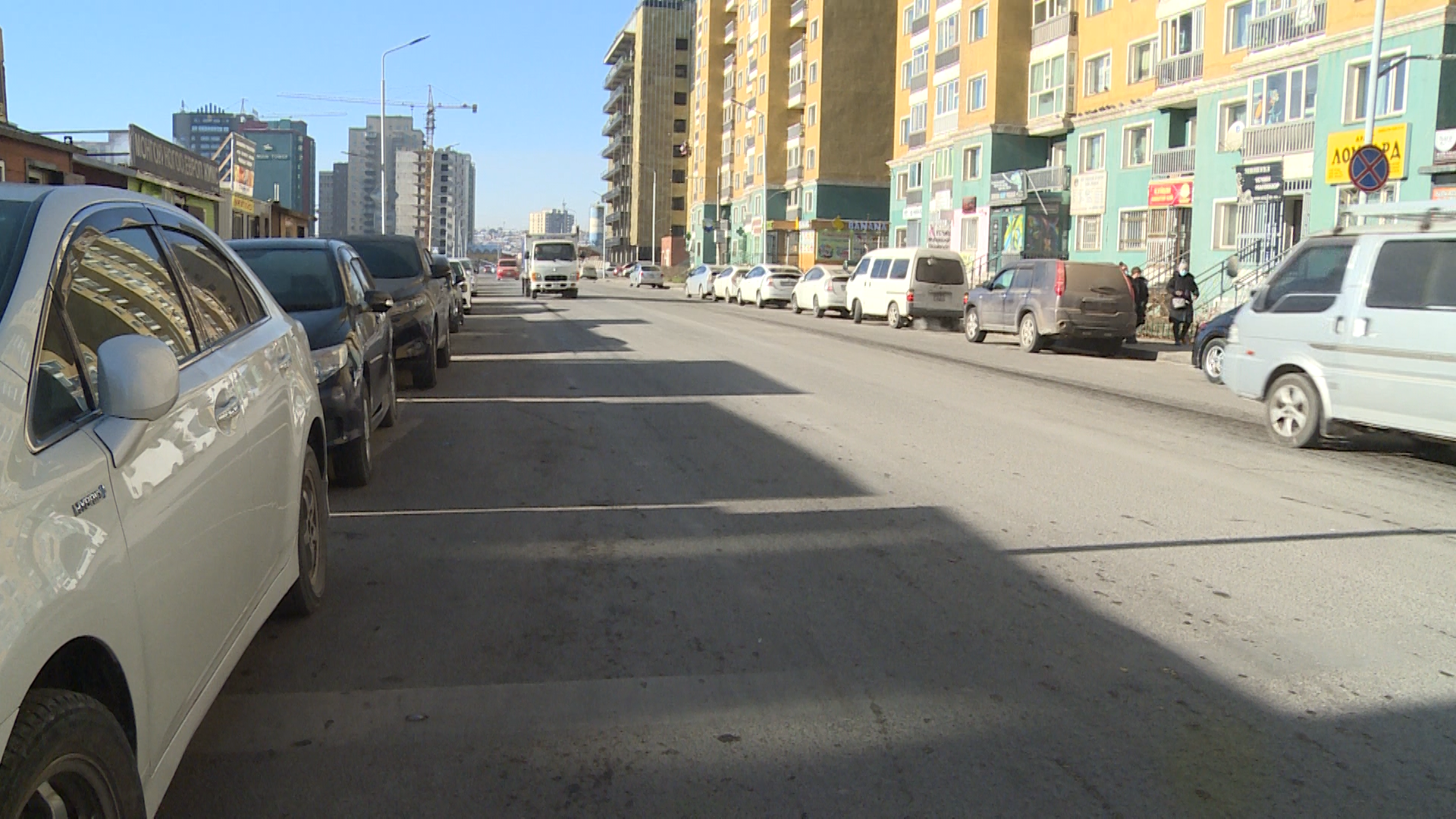 Авто машины зогсоол хүрэлцээгүйн улмаас иргэд гэрийнхээ гаднаас машинаа ачуулж, торгуулж байна