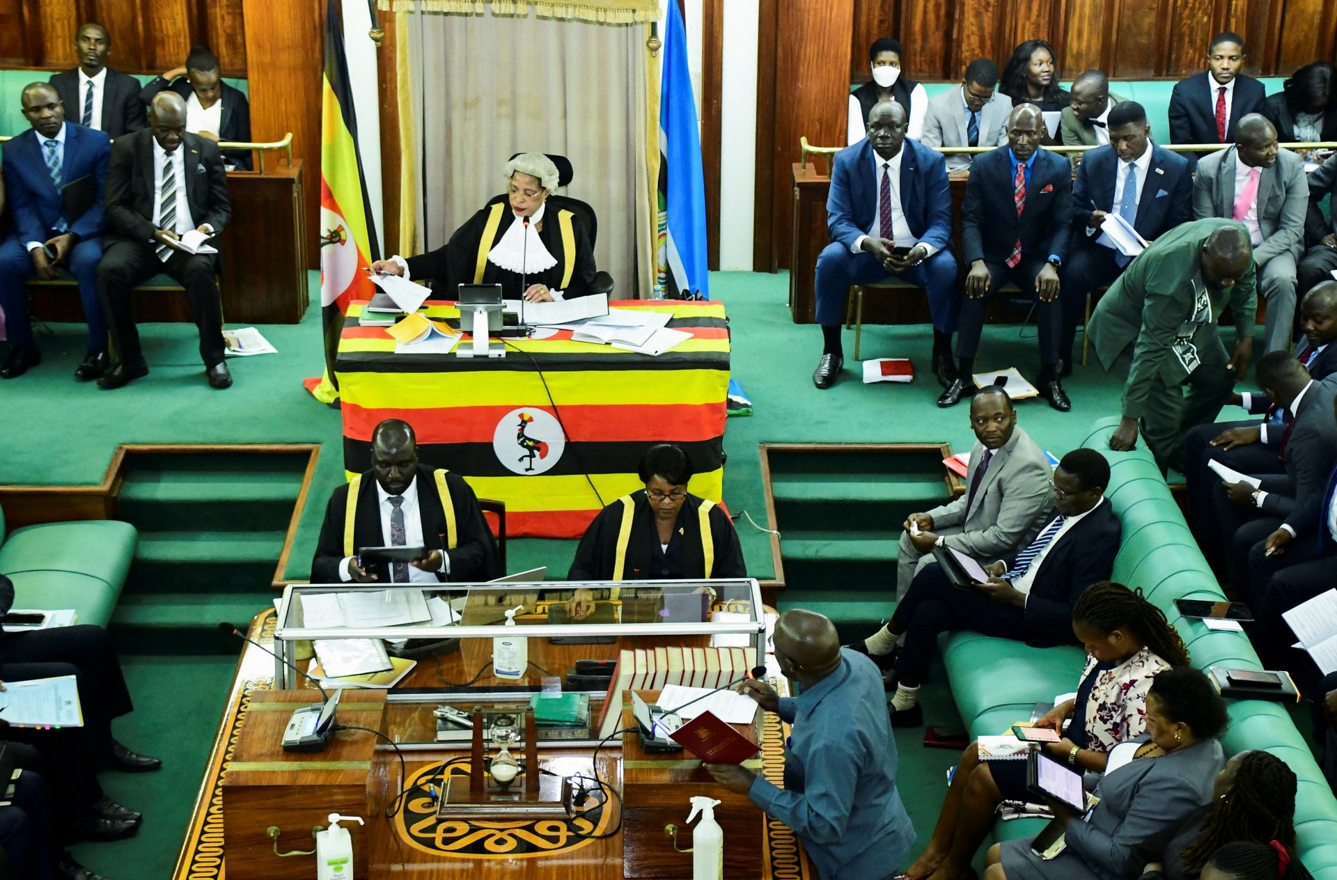 Африк тивийн Уганда улсын парламентын танхим ижил хүйстнүүдийг баривчлан, шоронд хорих хуулийн төсөл баталжээ