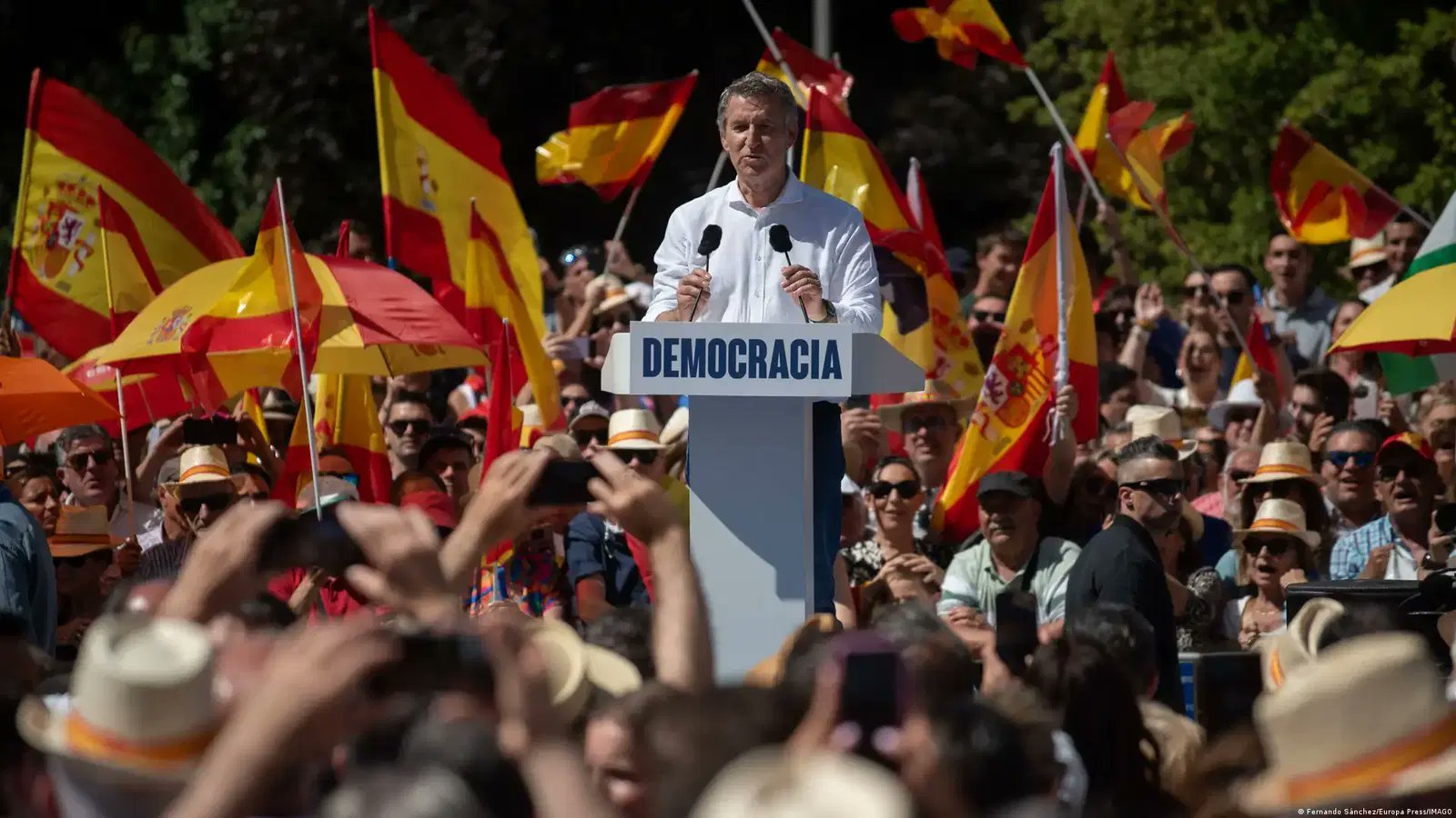 Испани улс бичиг баримтгүй 500 мянга орчим гадаадын иргэнд оршин суух зөвшөөрөл олгохоор боллоо