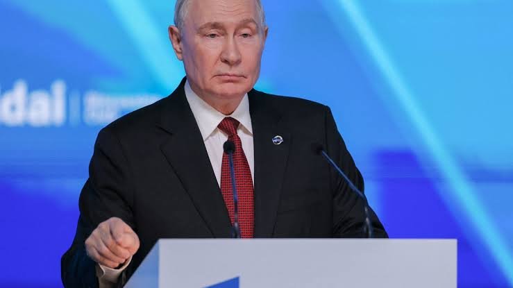 В.Путин: Европын холбоог задлах шаардлагагүй, тэд өөрсдөө нуран унана