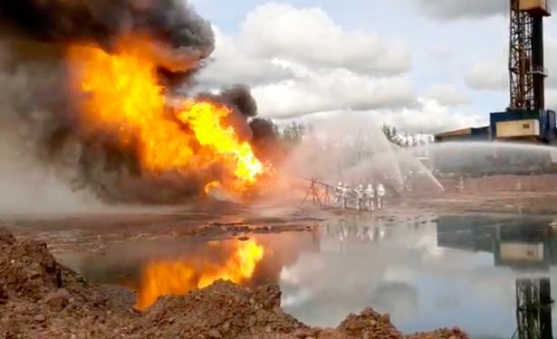 ОХУ-ын Эрхүү мужийн газрын тосны цооногт гарсан галыг их буугаар буудаж унтраана