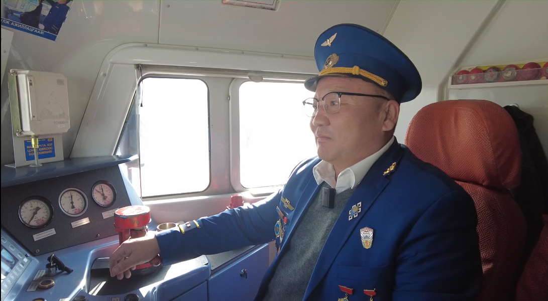 Ч.Хишигбаатар нь Монголын төмөр замд анхны хүнд жинтэй болон урт цувааны галт тэргийг хөдөлгөж байжээ
