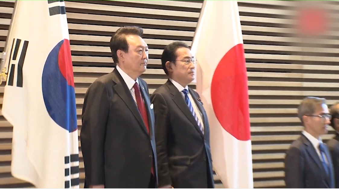 Япон, Өмнөд Солонгосын удирдагчид худалдаа, аюулгүй байдлын харилцаа холбоогоо өргөжүүлэхээр тохиролцжээ
