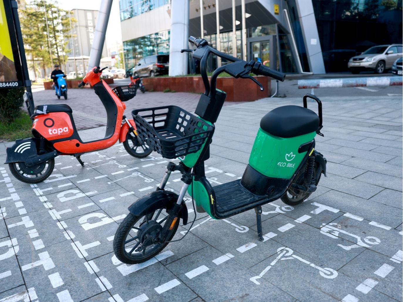 Энэ жилээс явган хүний замаар скүүтер, мопедтой зорчихыг хориглосон ч хэрэгжилт хангалтгүй байна