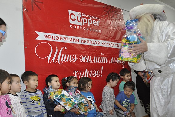 Монголын зэс корпораци Орхон аймгийн хүүхдийн төлөөх газруудад бэлэг, 10 сая төгрөгийн хандив өглөө