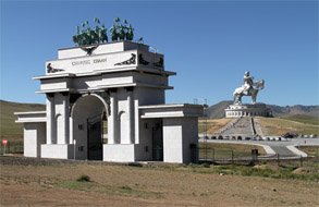 XIII зуун цогцолбор, Чингис хааны морьт хөшөө, Алтан ташуур цогцолбор