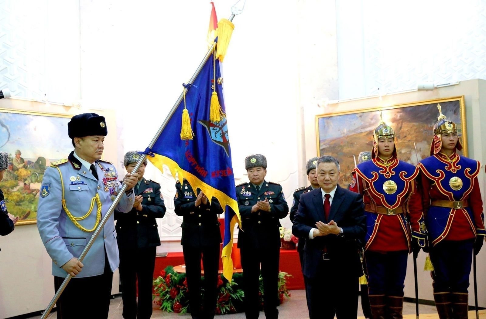 Монгол Цэргийн музейг 