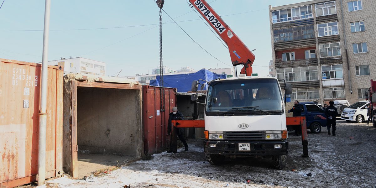 Зөвшөөрөлгүй барьсан гараашийг буулган, газар чөлөөлж байна