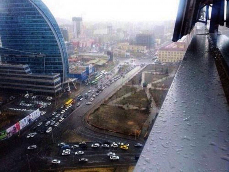 Зарим газраар дуу цахилгаантай усархаг бороо орно