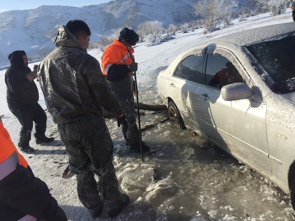 Туул голын мөсөнд цөмөрсөн хоёр автомашиныг татан гаргажээ