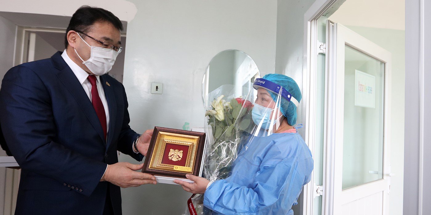 Төрсөн өдөр нь тохиож буй сувилагч Б.Өнөрхүүд Хотын дарга гэнэтийн бэлэг барилаа