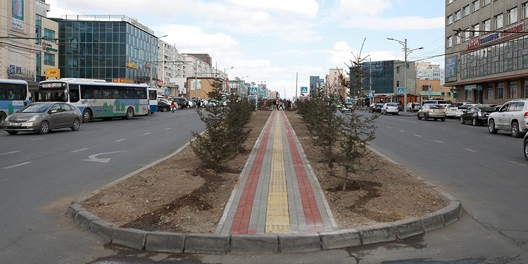 Ард Аюушийн өргөн чөлөөний олон жил сул шороон хөрстэй байсан замын гол хэсгийг иж бүрэн тохижуулж байна