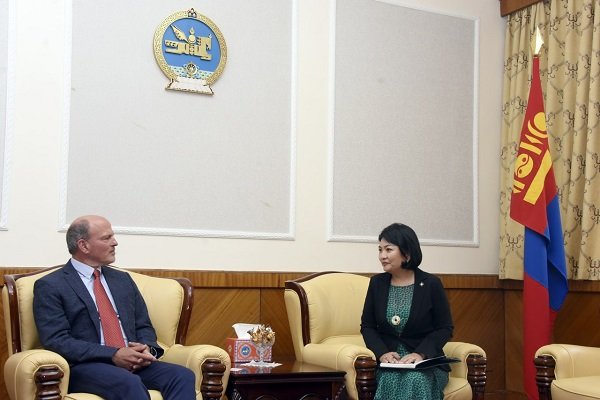 Б.Саранчимэг Стэнфордод монгол хүүхдүүдийг сургах талаар тус сургуулийн дэргэдэх Ахлах сургуулийн захиралтай уулзаж, ярилцлаа