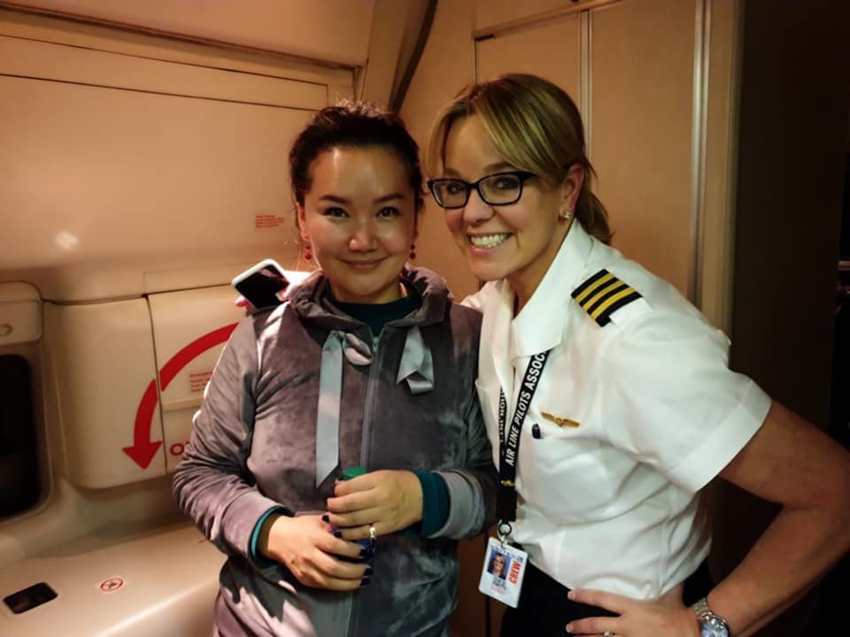 Монгол бүсгүй онгоцонд хүний амь аварч 150 ам.долларын United Air аяллын сертификатаар шагнуулжээ 
