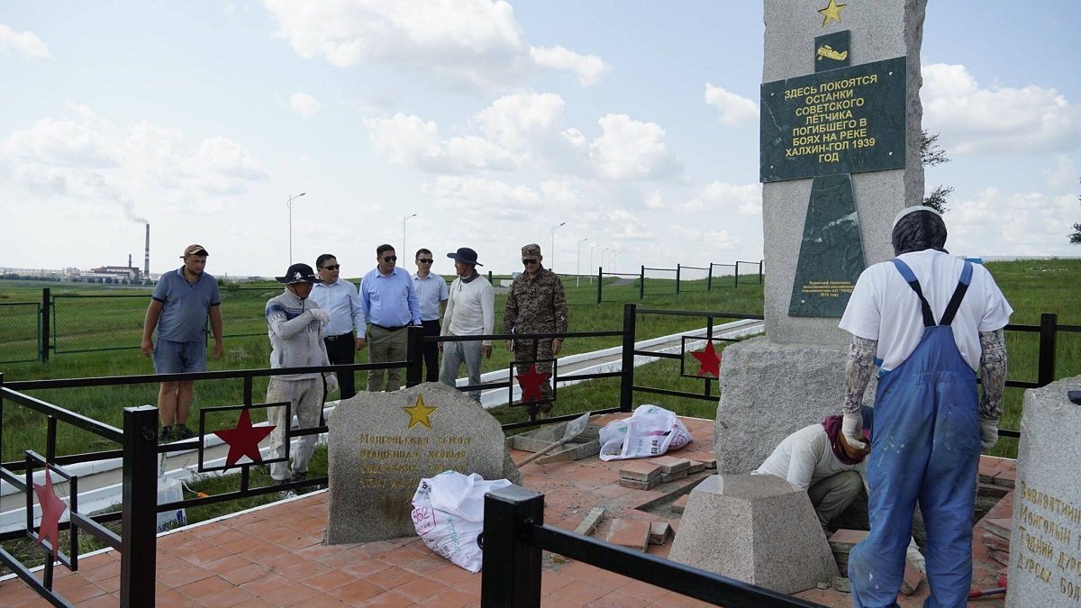 Халхын голын ялалтын хөшөө дурсгалыг засварлаж байна