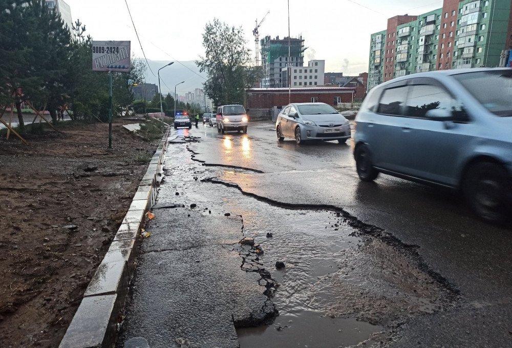 Үер бууснаас нийслэлийн зарим хэсгүүдэд зам эвдэрчээ