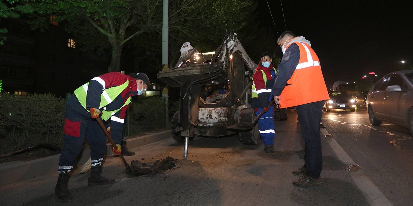 Авто замын нүхэн эвдрэлийг шөнийн цагаар засаж байна