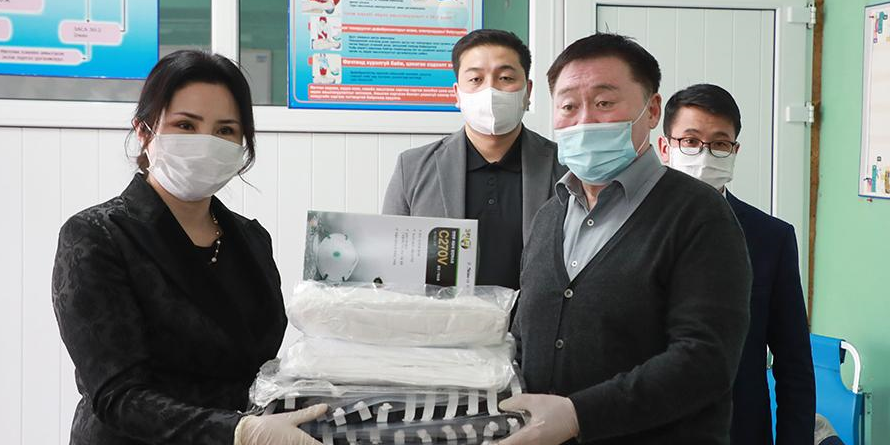 Нийслэлийн Түргэн тусламжийн төвд амны хаалт, халдвар хамгааллын хувцас хандивлалаа