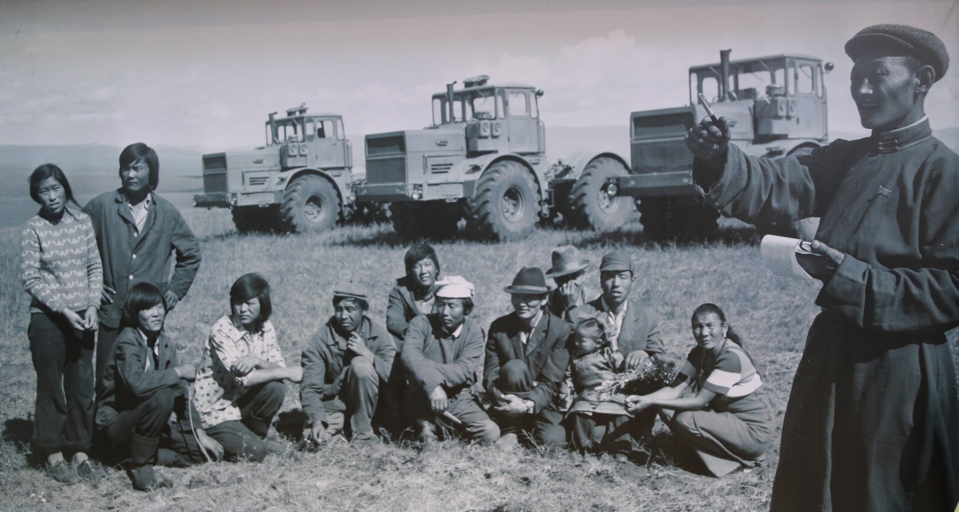 “Атар 60”  фото зургийн үзэсгэлэн нээлтээ хийлээ