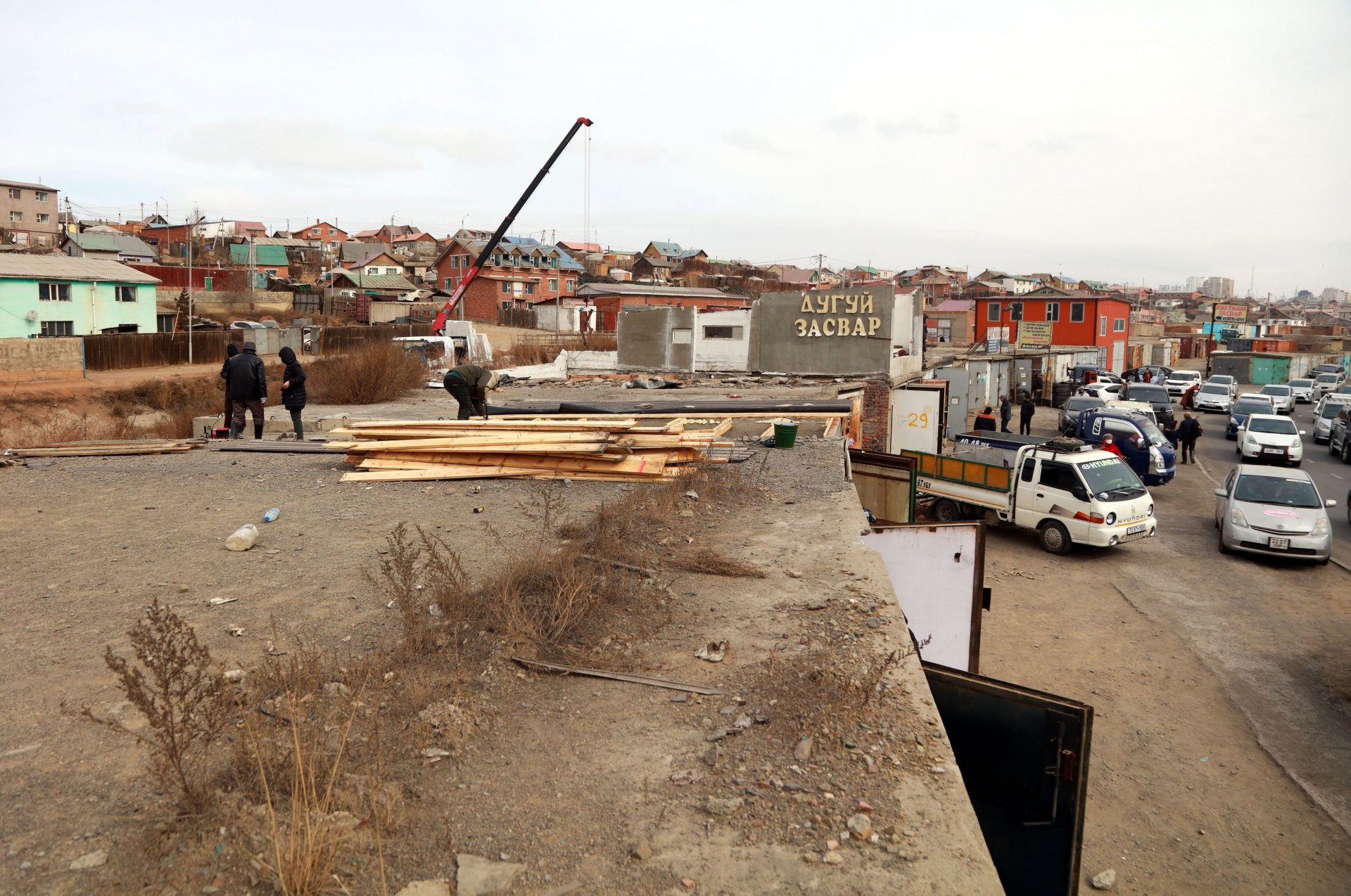Нийслэлийн хэмжээнд үерийн хамгаалалтын барилга, байгууламжийг цэвэрлэж байна