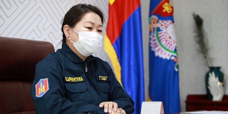 Л.Ариунтуяа: Манай ажилчид бүрэн бүрэлдэхүүнээрээ ус соруулж, үерийн усанд эвдэгдсэн далан сувгийг засварлаж байна