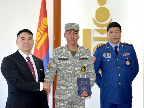 Аврагч-усчин, шумбагчид мэргэжлийн үнэмлэхээ гардлаа