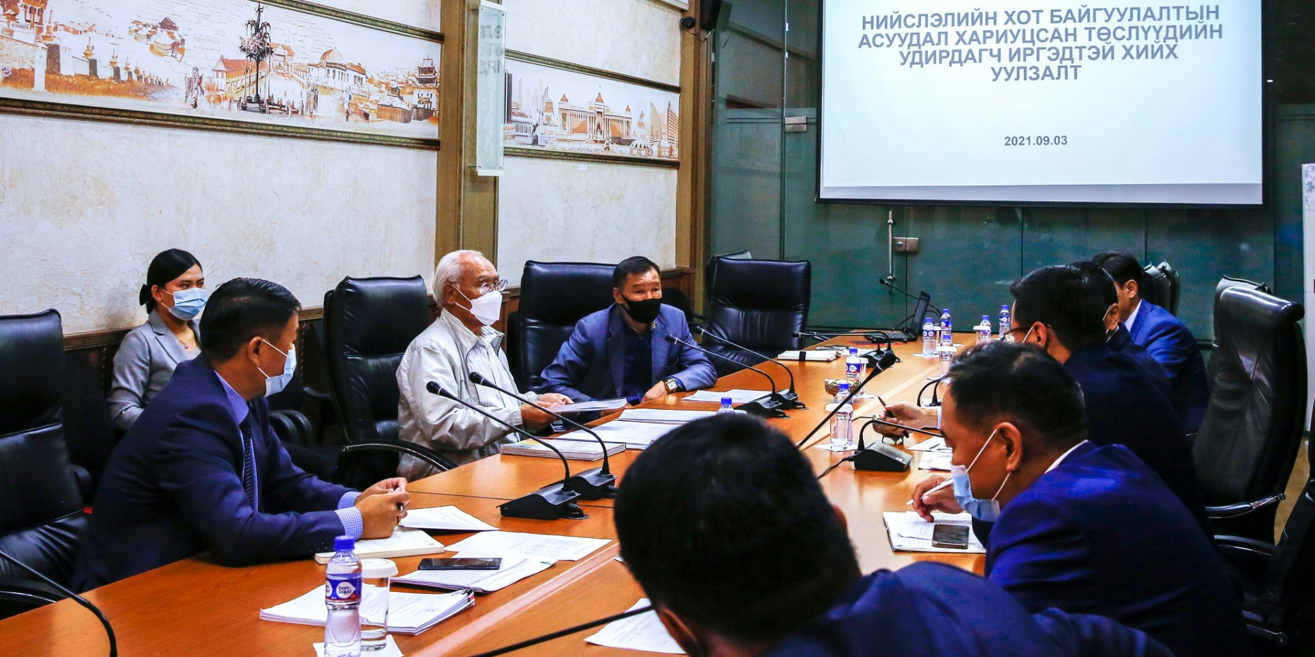 Хотын удирдлагууд иргэдтэй уулзаж байна