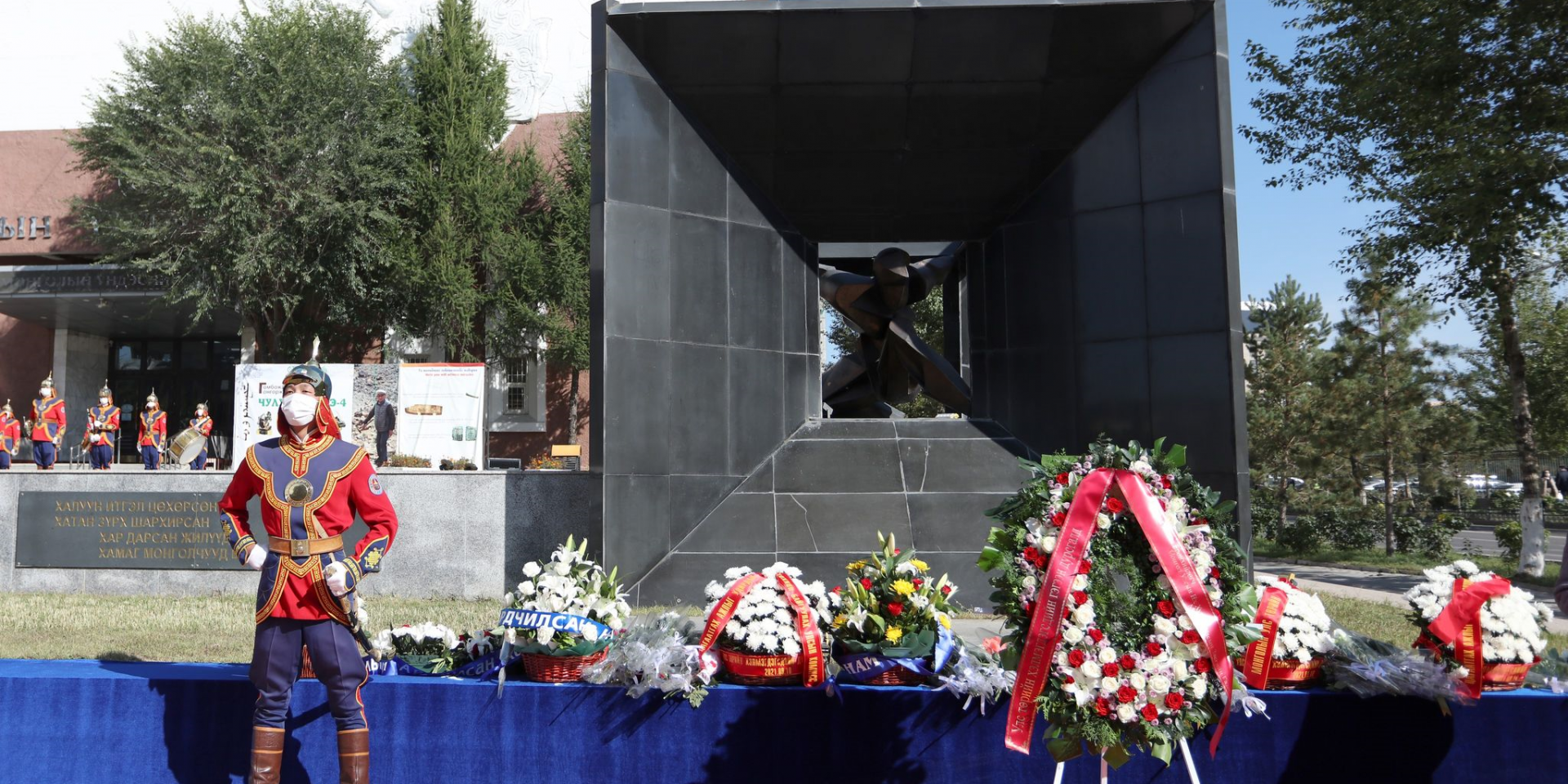 Хэлмэгдэгсдийн хөшөөнд цэцэг өргөж, хүндэтгэл үзүүллээ