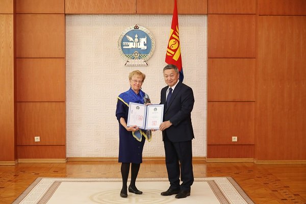Монгол Улсын Ерөнхийлөгч зарлиг гаргаж гадаад улсын иргэнийг Алтан гадас одонгоор шагнав