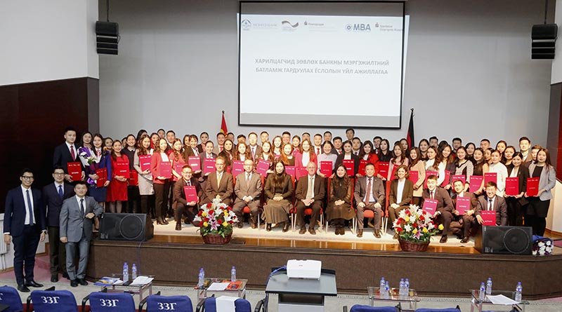 ХАРИЛЦАГЧИД ЗӨВЛӨХ БАНКНЫ МЭРГЭЖИЛТНҮҮДЭД БАТЛАМЖ ГАРДУУЛАВ