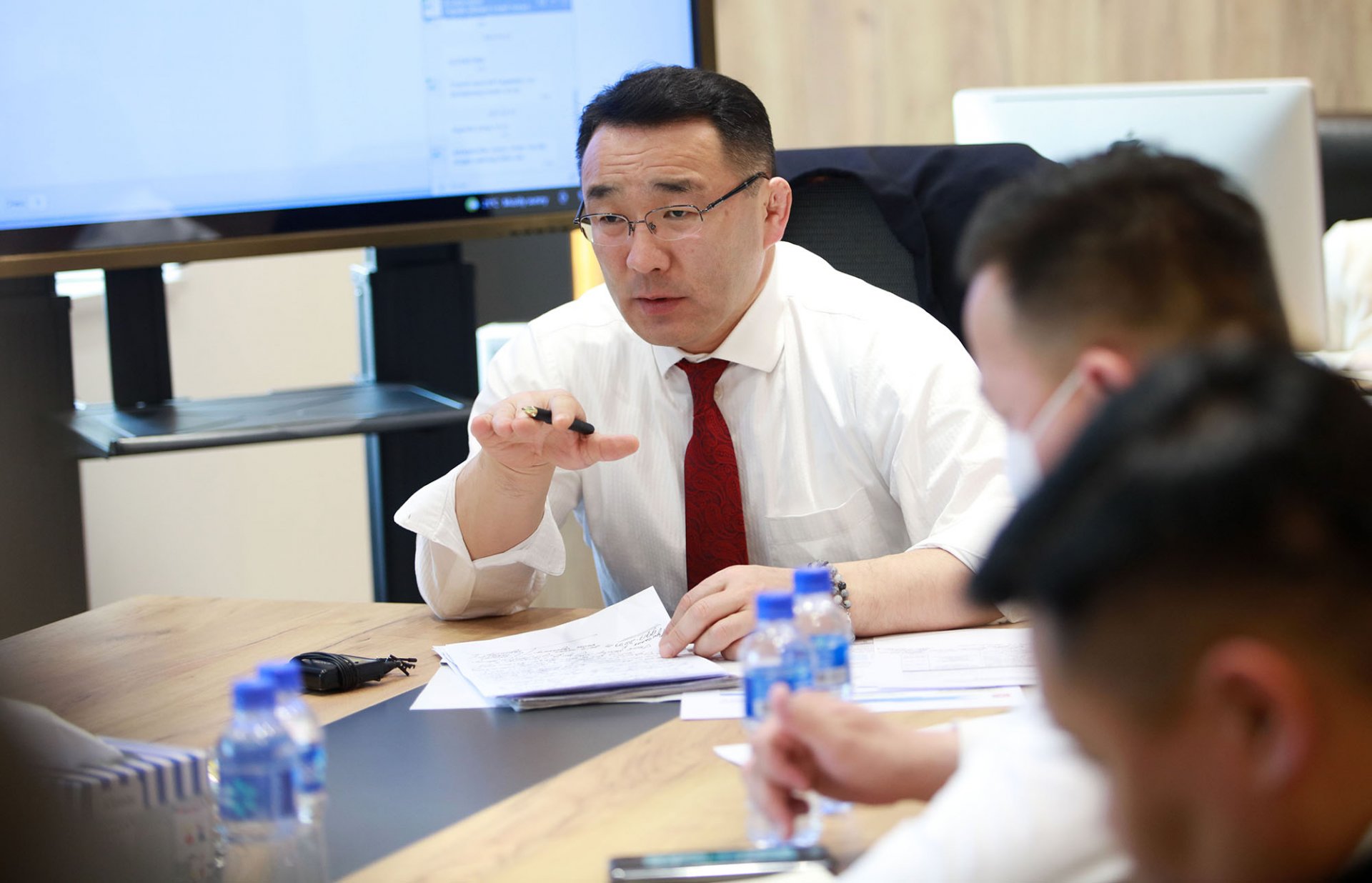 Нийслэлийн удирдлагууд 11-11 төвд ажиллаж, иргэдтэй уулзлаа